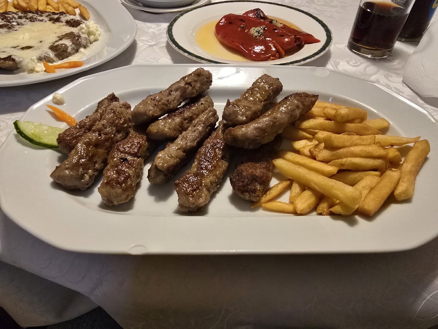 Ćevapi z frytkami i pieczoną papryką