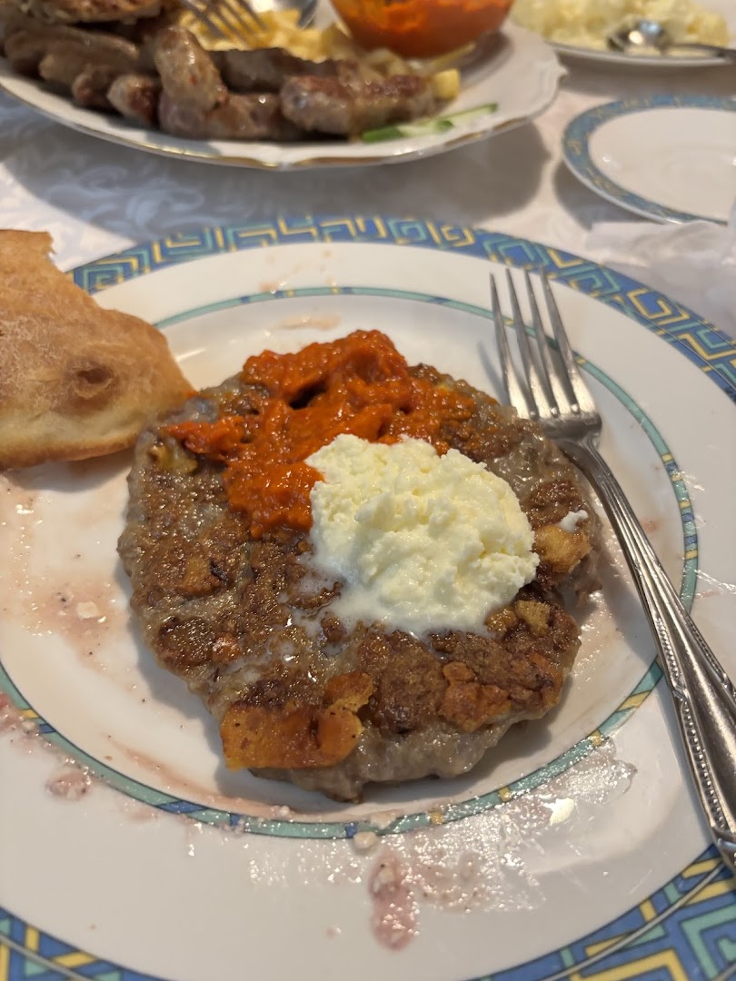 Pljeskavica z ajvarem i kajmakiem
